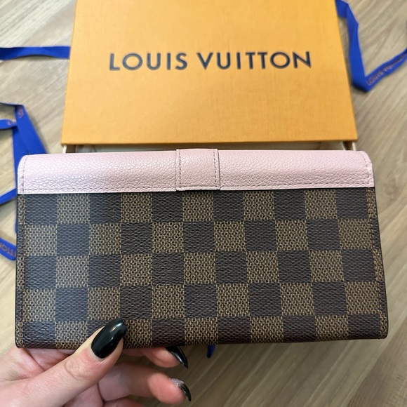 Authentic LOUIS VUITTON
Damier Ebene Clapton Wallet Magnolia - Picture 2 of 7